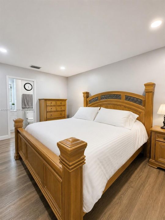 For Rent: $2,400 (2 beds, 2 baths, 955 Square Feet)
