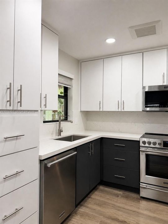 For Rent: $2,400 (2 beds, 2 baths, 955 Square Feet)