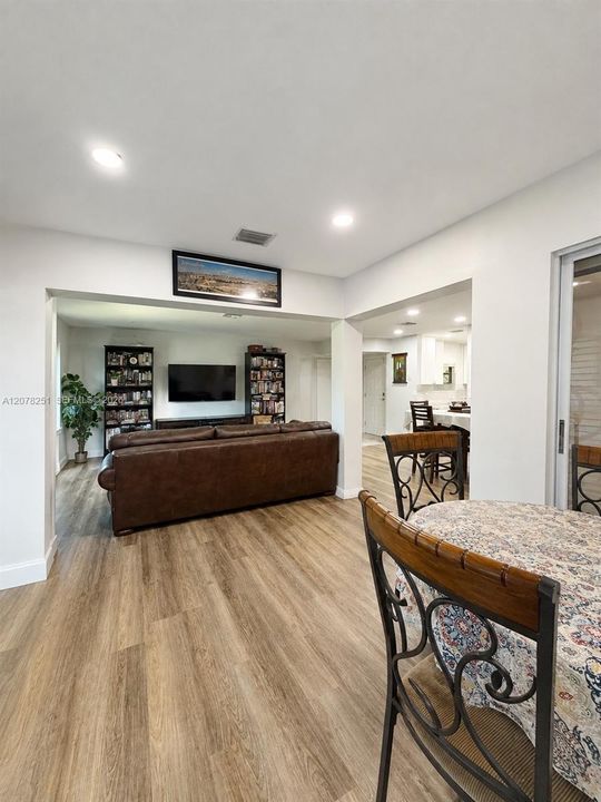 For Rent: $2,400 (2 beds, 2 baths, 955 Square Feet)