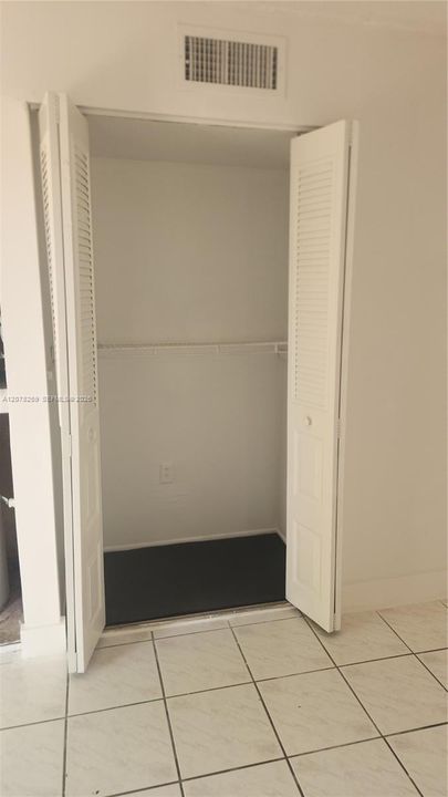 For Rent: $1,950 (2 beds, 1 baths, 868 Square Feet)
