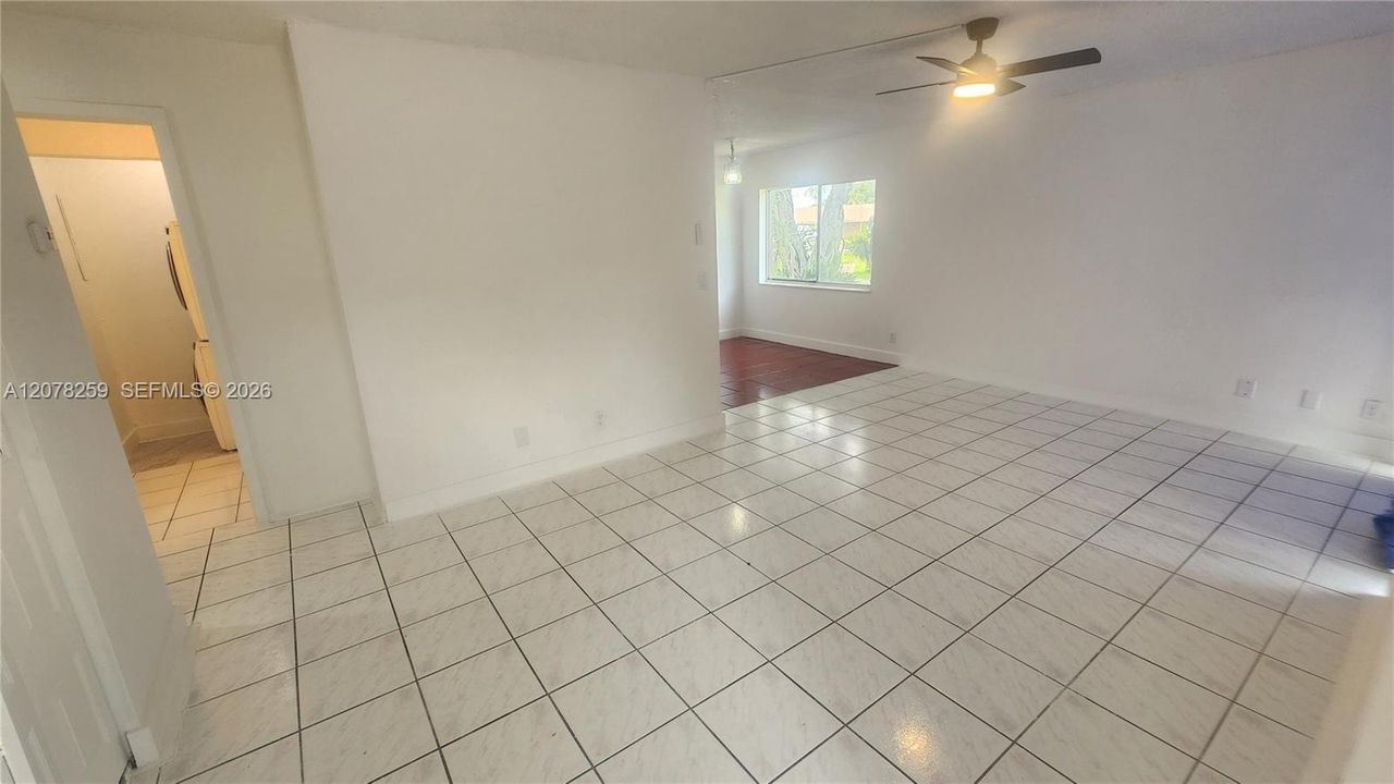 For Rent: $1,950 (2 beds, 1 baths, 868 Square Feet)