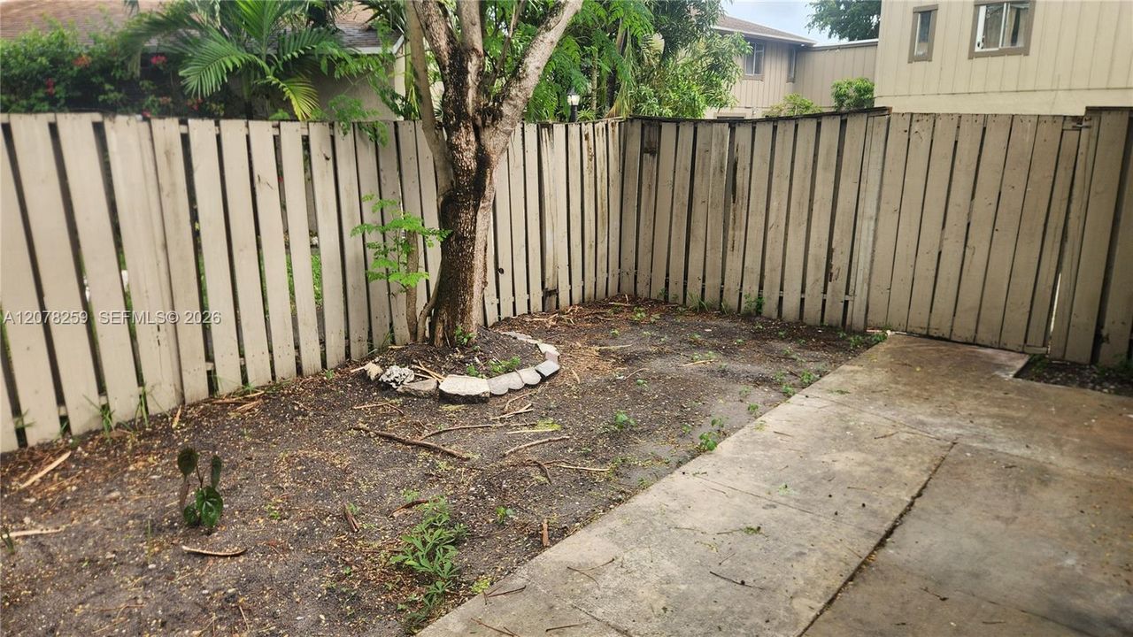 For Rent: $1,950 (2 beds, 1 baths, 868 Square Feet)