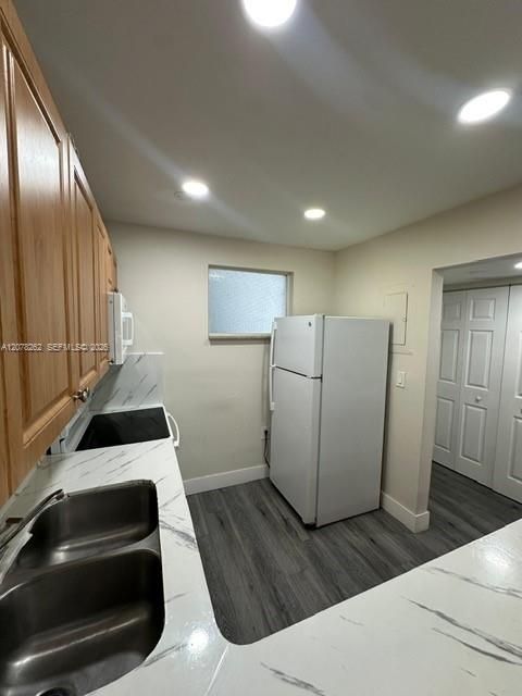 For Sale: $165,000 (1 beds, 1 baths, 703 Square Feet)