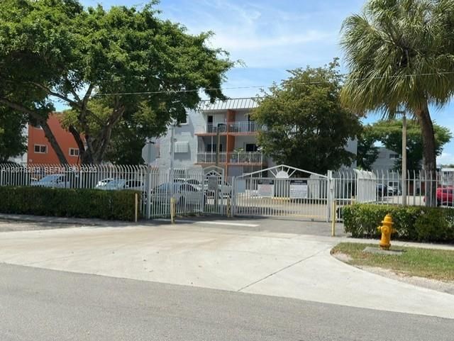 For Sale: $165,000 (1 beds, 1 baths, 703 Square Feet)
