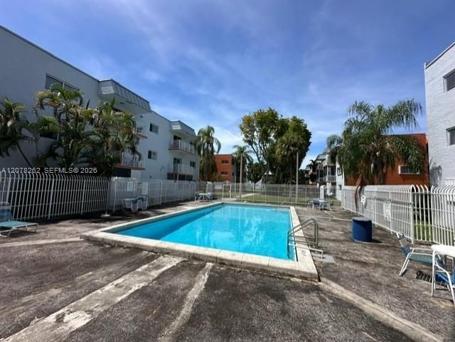 For Sale: $165,000 (1 beds, 1 baths, 703 Square Feet)