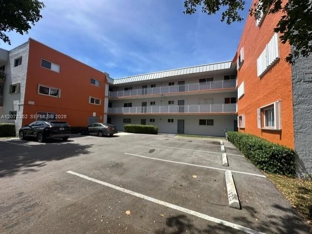 For Sale: $165,000 (1 beds, 1 baths, 703 Square Feet)