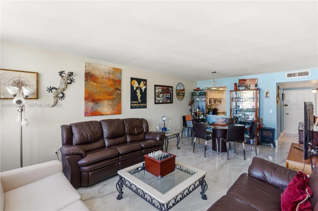 For Rent: $1,750 (1 beds, 2 baths, 861 Square Feet)