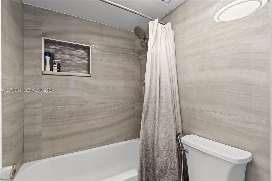 For Rent: $1,750 (1 beds, 2 baths, 861 Square Feet)