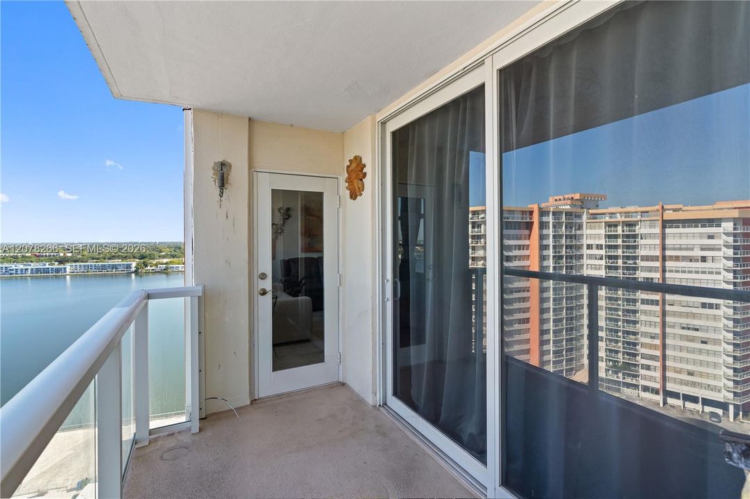 For Rent: $1,750 (1 beds, 2 baths, 861 Square Feet)