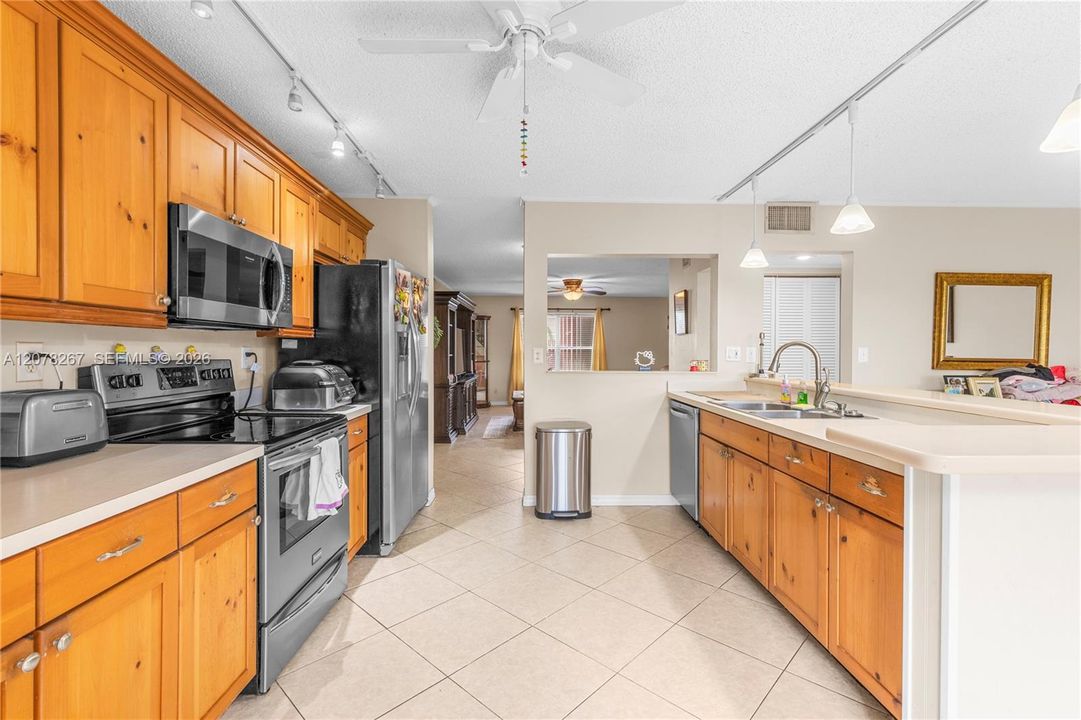 For Sale: $475,000 (3 beds, 2 baths, 1712 Square Feet)