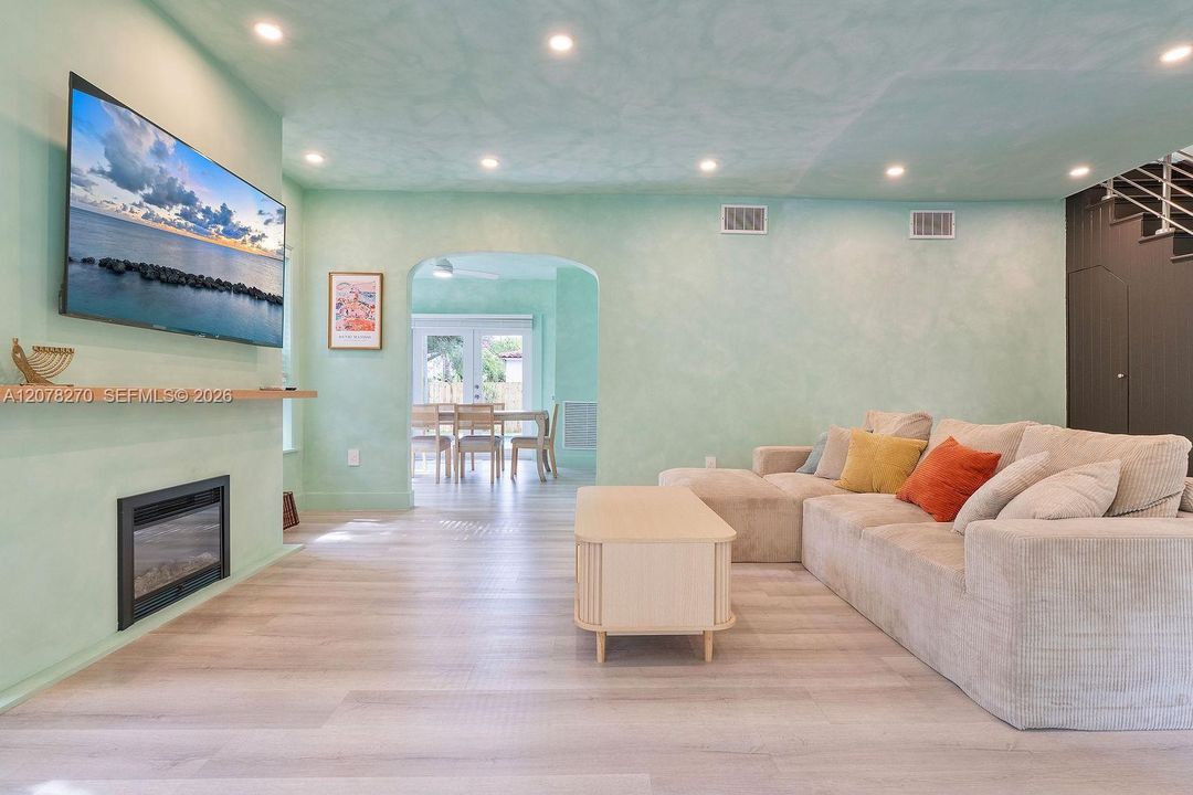 For Rent: $11,500 (4 beds, 3 baths, 2192 Square Feet)