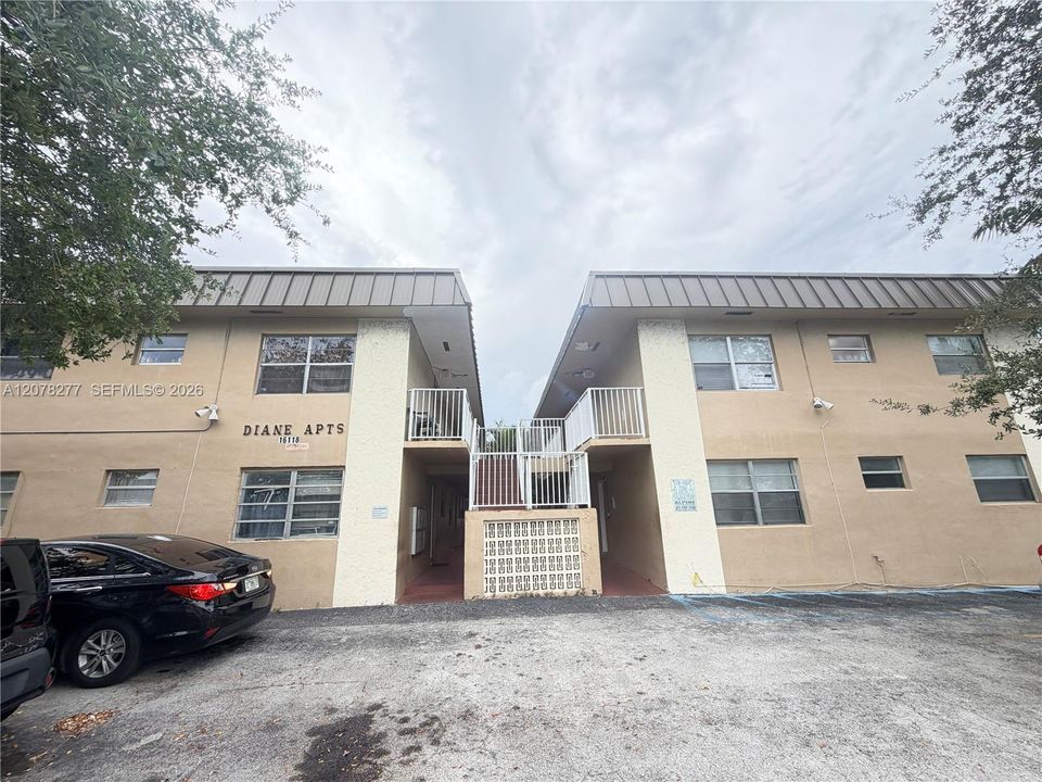 For Rent: $1,800 (2 beds, 1 baths, 829 Square Feet)