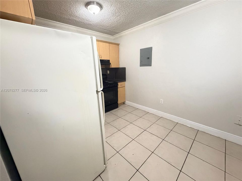 For Rent: $1,800 (2 beds, 1 baths, 829 Square Feet)