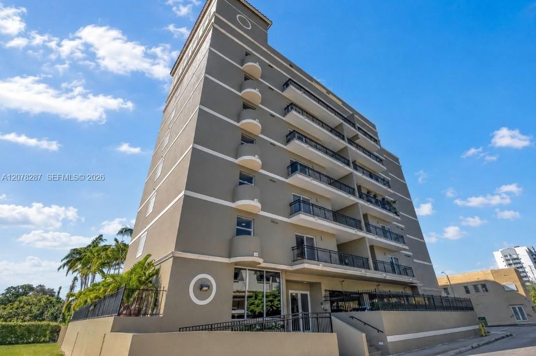 Под контрактом: $1,995 (1 спален, 1 ванн, 793 Квадратных фут)