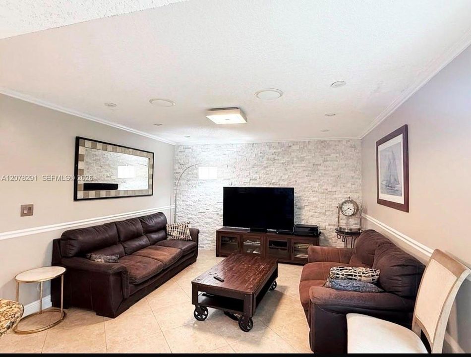 En Venta: $840,000 (3 camas, 2 baños, 1903 Pies cuadrados)