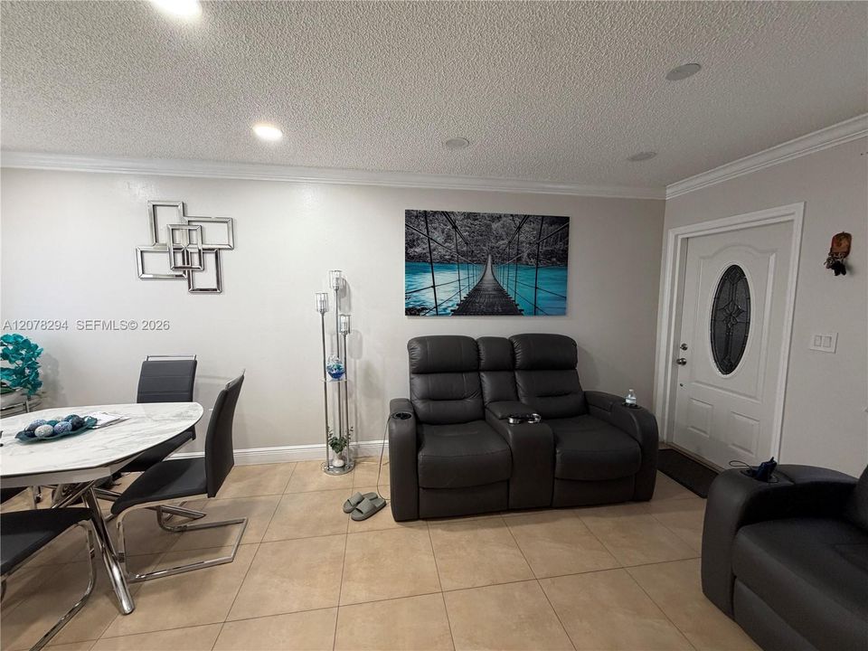 En Venta: $265,000 (2 camas, 2 baños, 779 Pies cuadrados)