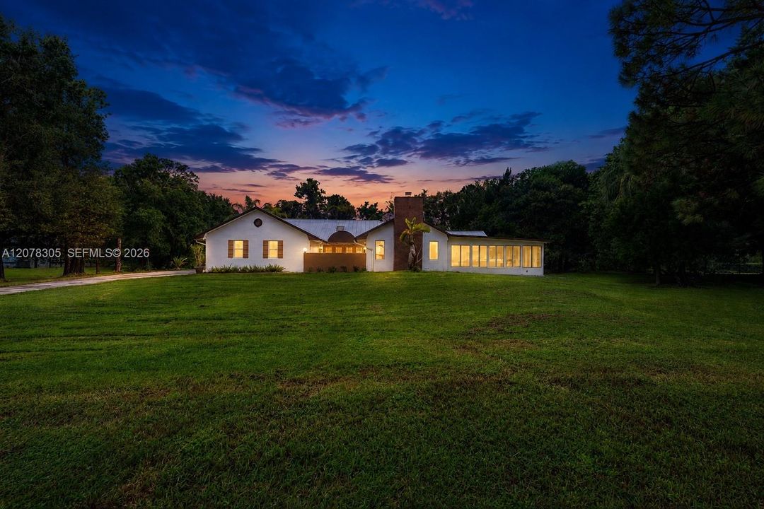 En Venta: $699,999 (3 camas, 2 baños, 2063 Pies cuadrados)