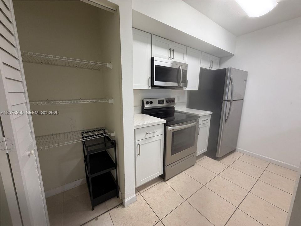 For Rent: $2,325 (2 beds, 2 baths, 900 Square Feet)