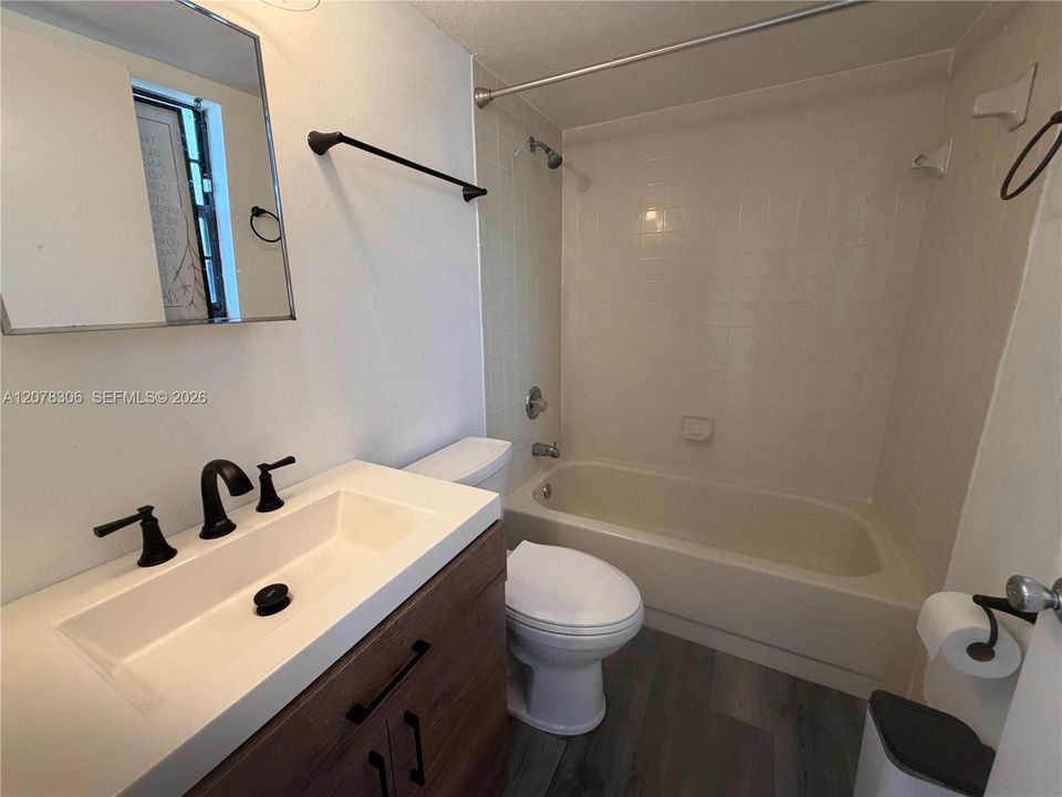 For Rent: $2,325 (2 beds, 2 baths, 900 Square Feet)