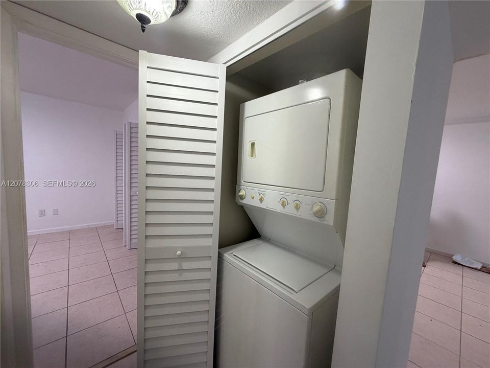 For Rent: $2,325 (2 beds, 2 baths, 900 Square Feet)