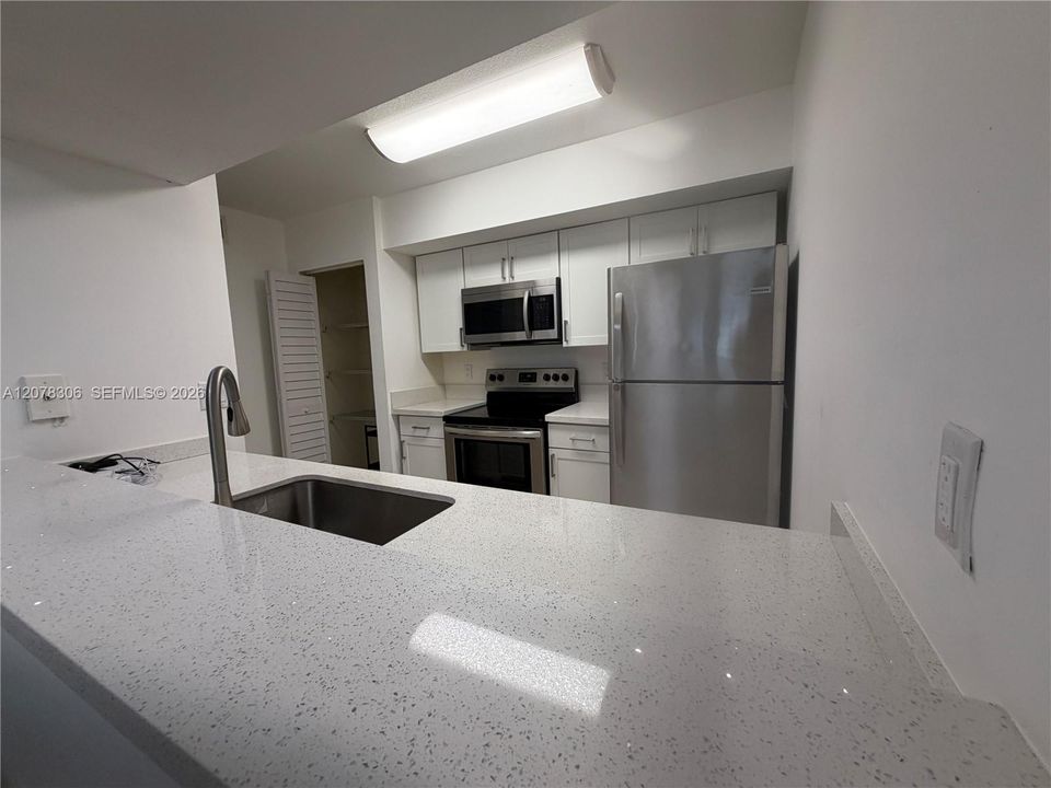 For Rent: $2,325 (2 beds, 2 baths, 900 Square Feet)