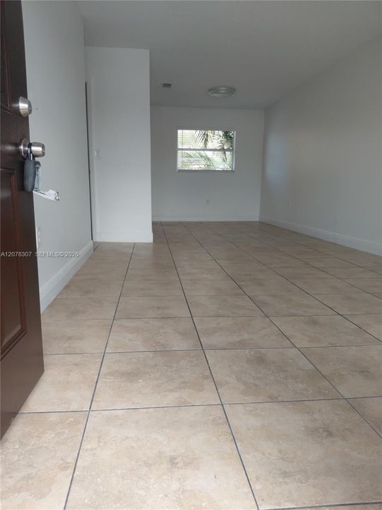 For Rent: $2,285 (3 beds, 1 baths, 847 Square Feet)
