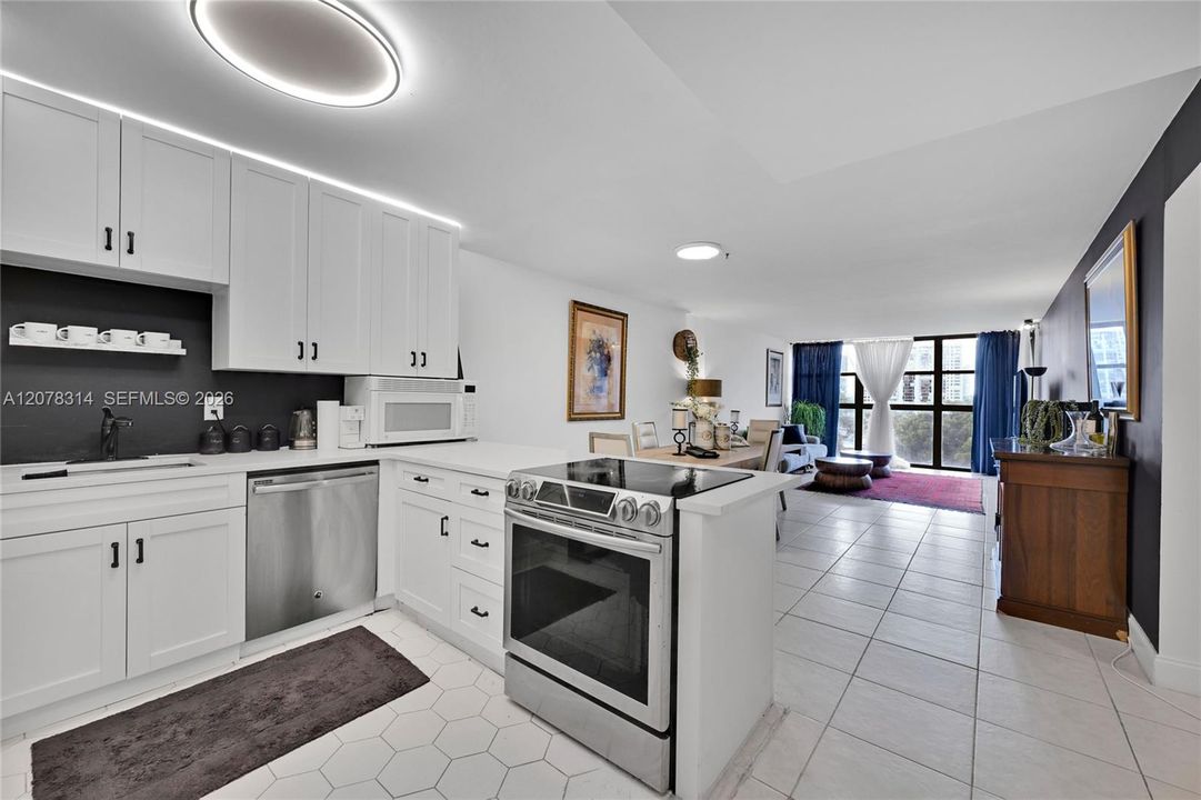 For Rent: $2,250 (1 beds, 1 baths, 915 Square Feet)