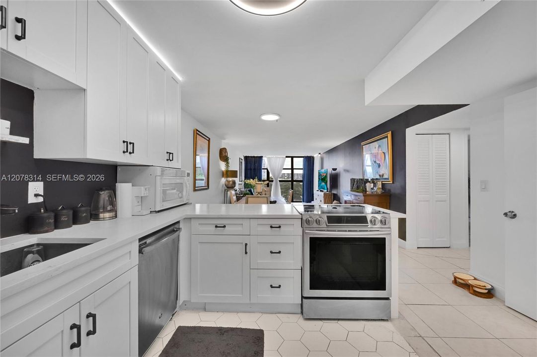 For Rent: $2,250 (1 beds, 1 baths, 915 Square Feet)