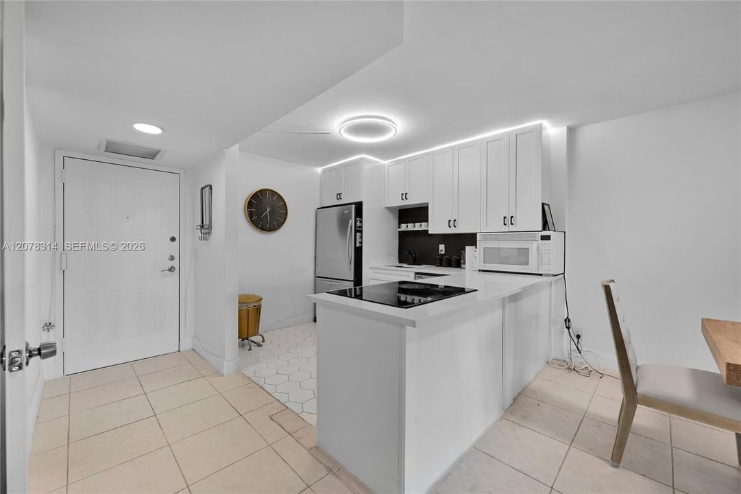 For Rent: $2,250 (1 beds, 1 baths, 915 Square Feet)