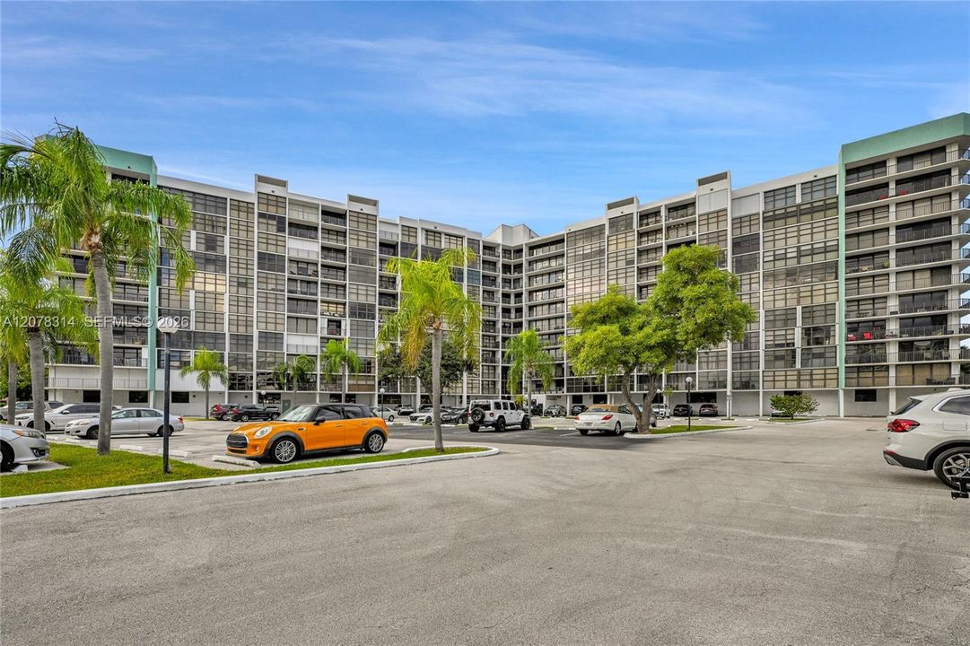 For Rent: $2,250 (1 beds, 1 baths, 915 Square Feet)