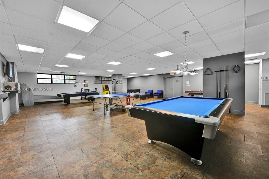 For Rent: $2,250 (1 beds, 1 baths, 915 Square Feet)