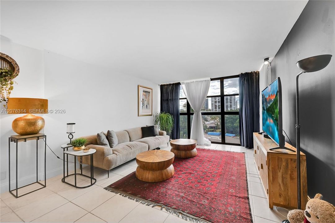 For Rent: $2,250 (1 beds, 1 baths, 915 Square Feet)