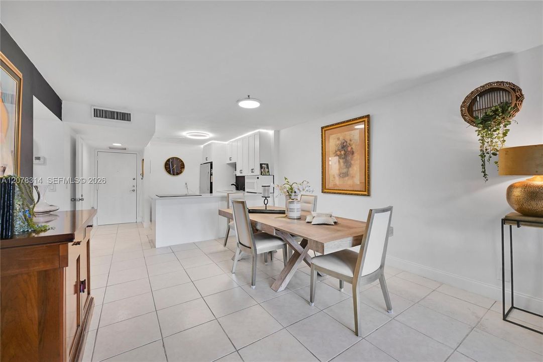 For Rent: $2,250 (1 beds, 1 baths, 915 Square Feet)