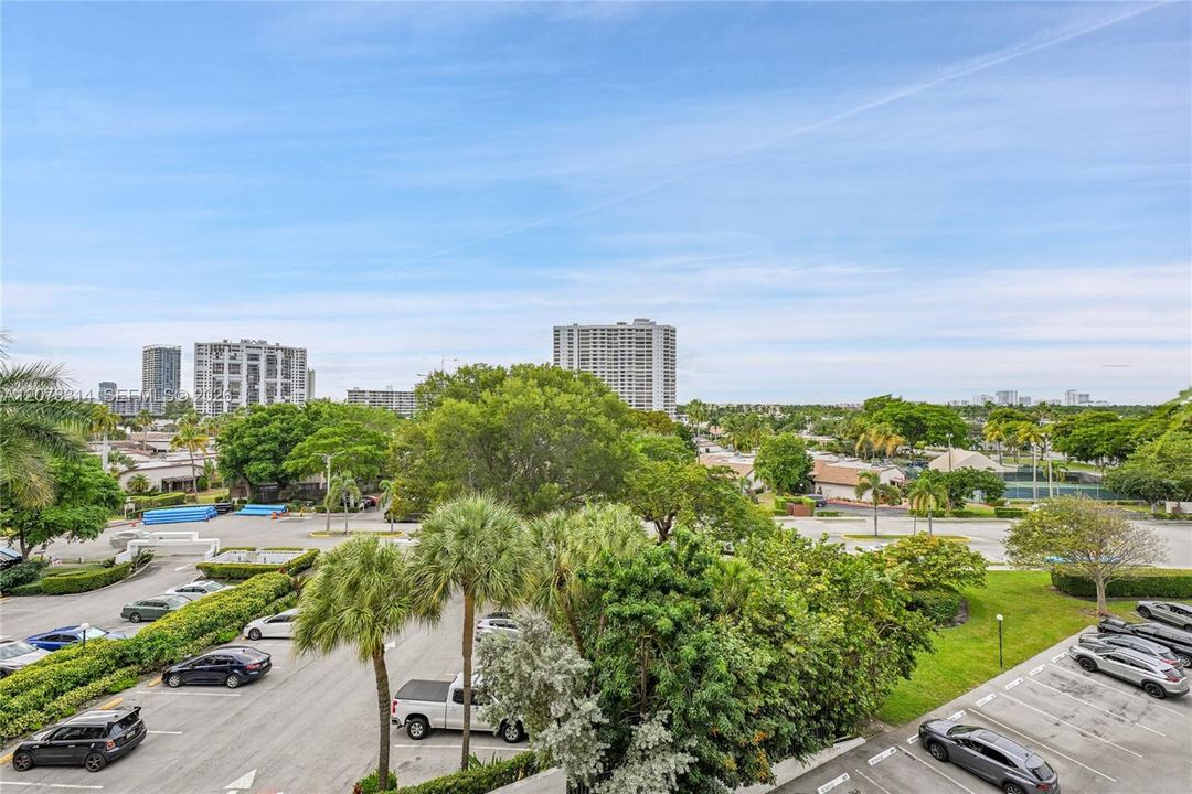 For Rent: $2,250 (1 beds, 1 baths, 915 Square Feet)