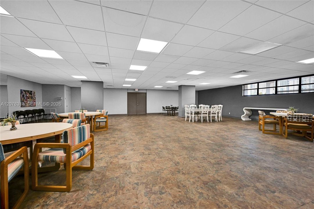 For Rent: $2,250 (1 beds, 1 baths, 915 Square Feet)