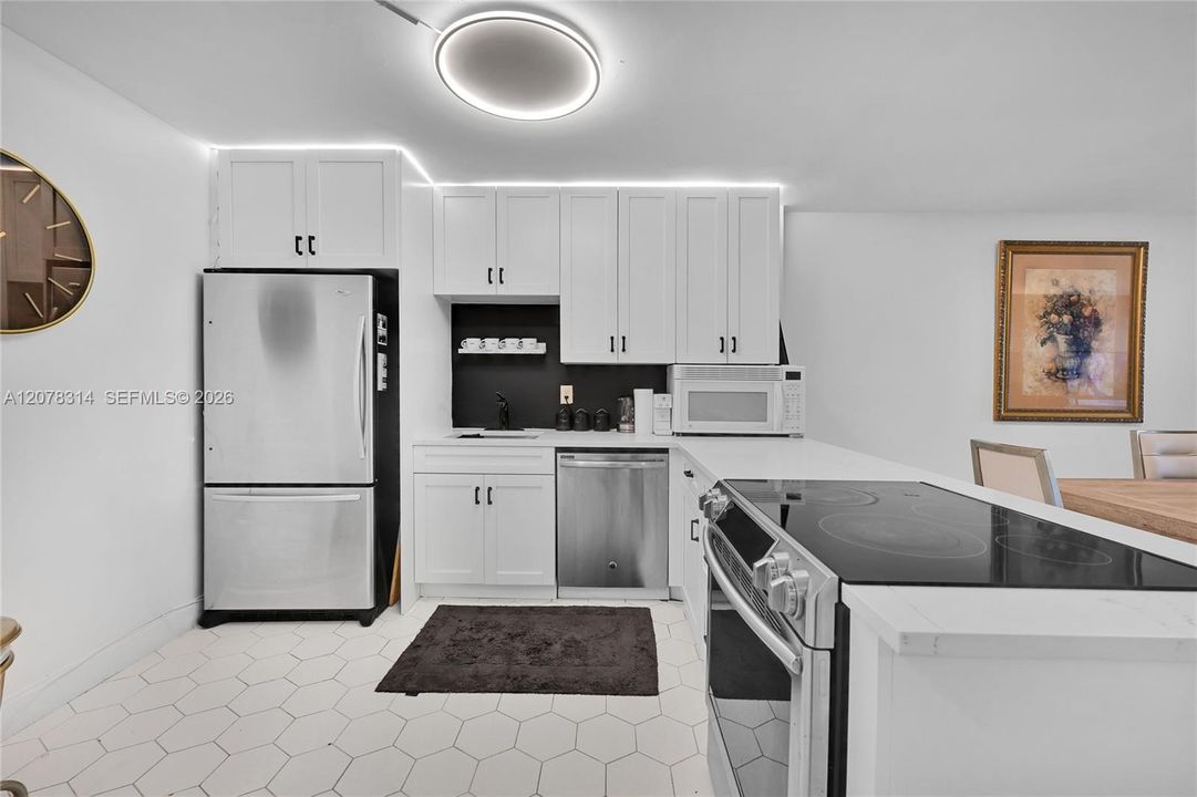 For Rent: $2,250 (1 beds, 1 baths, 915 Square Feet)