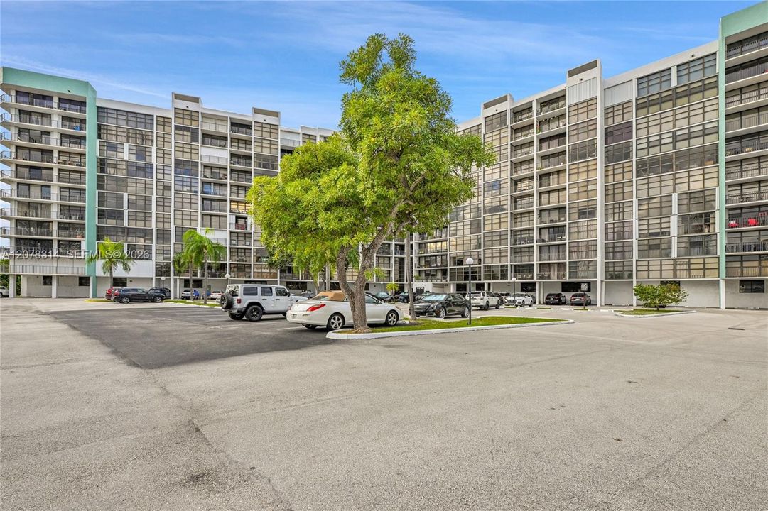 For Rent: $2,250 (1 beds, 1 baths, 915 Square Feet)