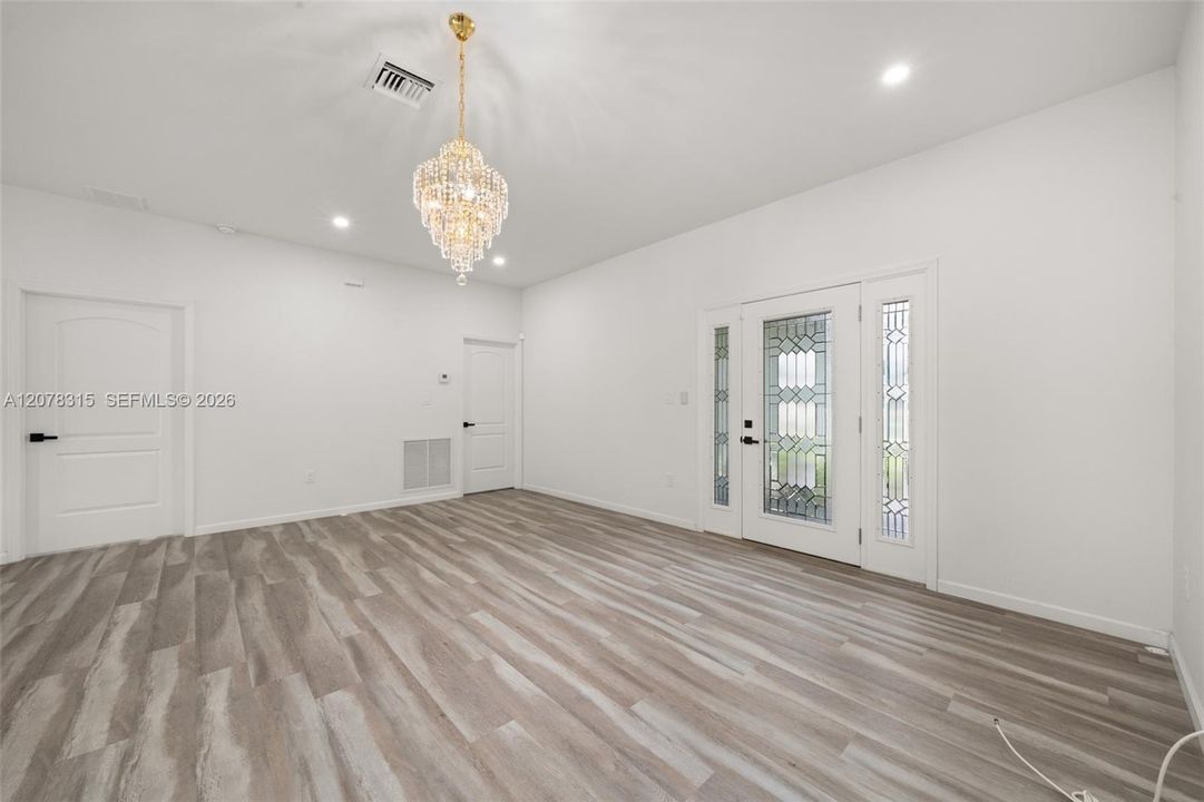 For Sale: $350,000 (3 beds, 2 baths, 1484 Square Feet)
