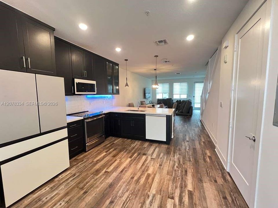 For Rent: $3,950 (3 beds, 2 baths, 1322 Square Feet)