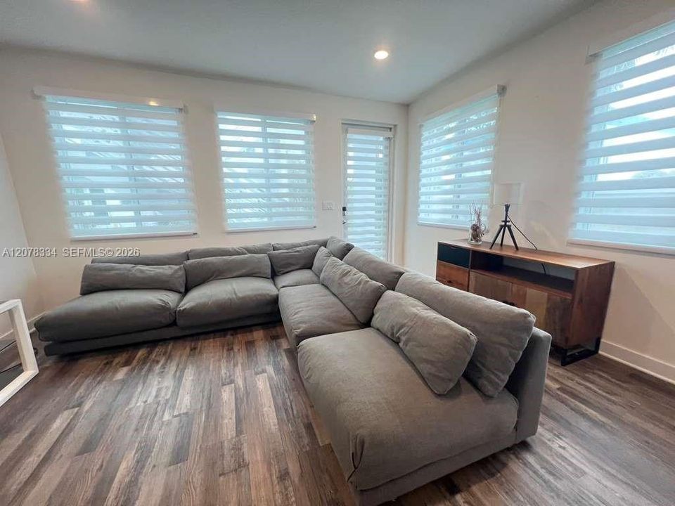 For Rent: $3,950 (3 beds, 2 baths, 1322 Square Feet)