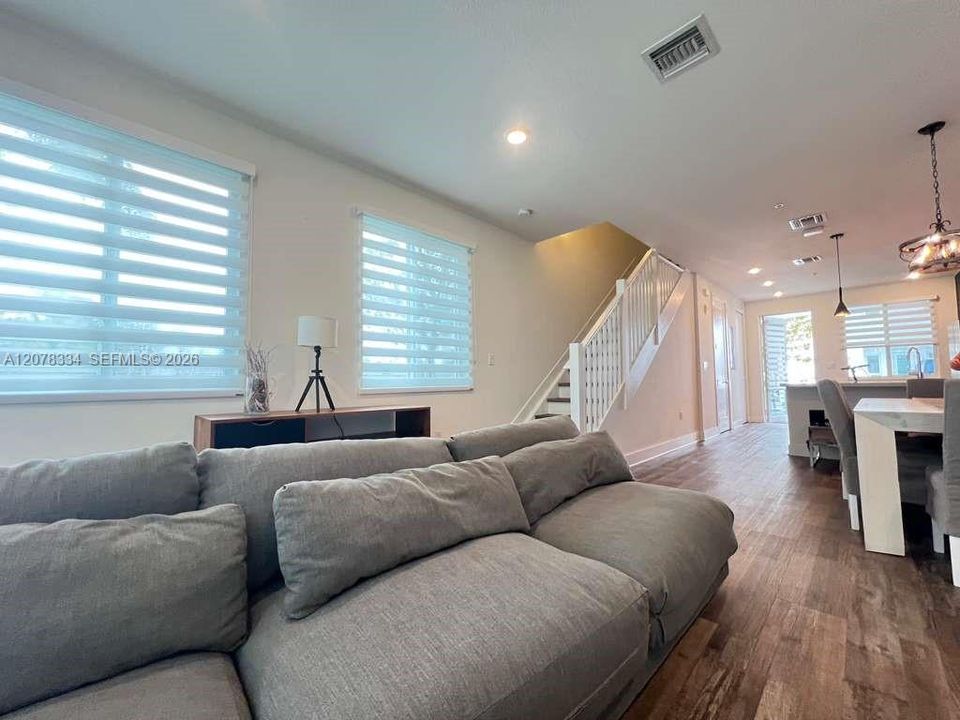 For Rent: $3,950 (3 beds, 2 baths, 1322 Square Feet)