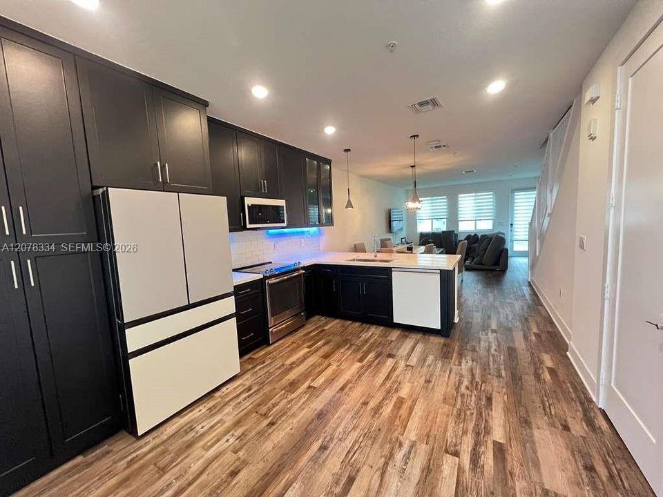 For Rent: $3,950 (3 beds, 2 baths, 1322 Square Feet)