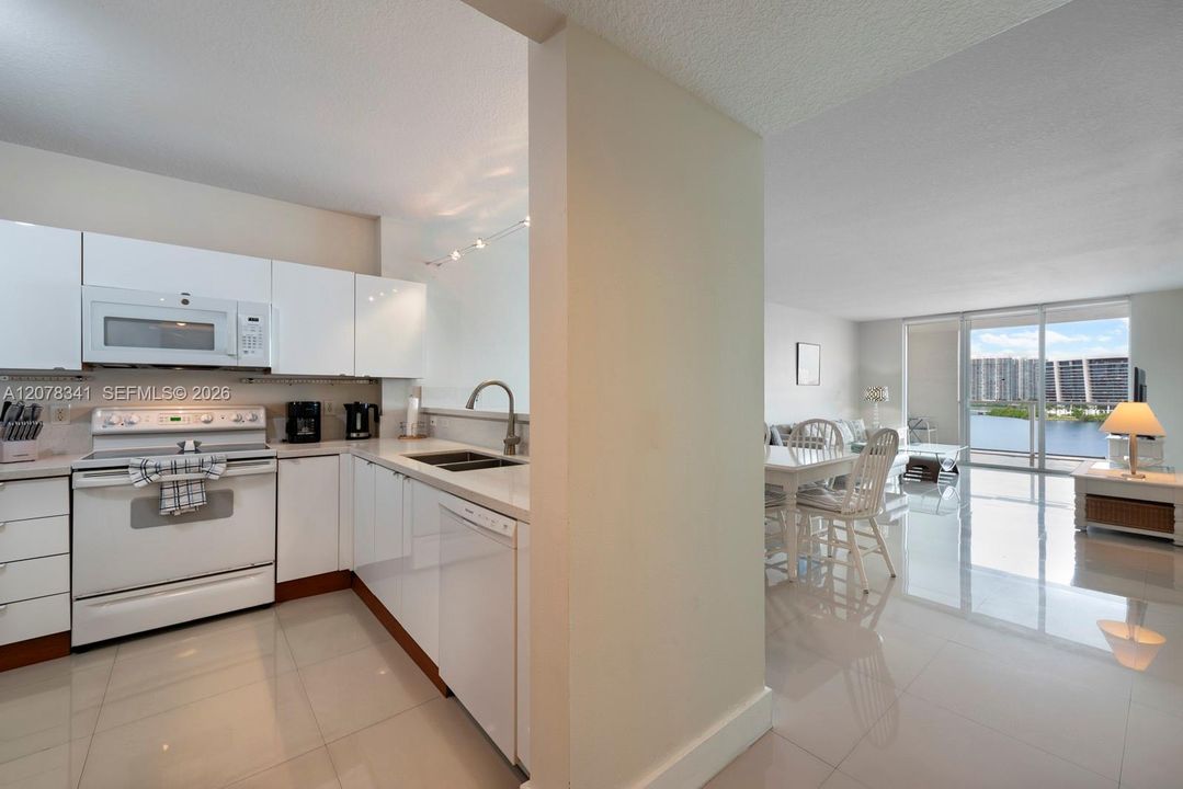 На продажу: $750,000 (2 спален, 2 ванн, 1255 Квадратных фут)