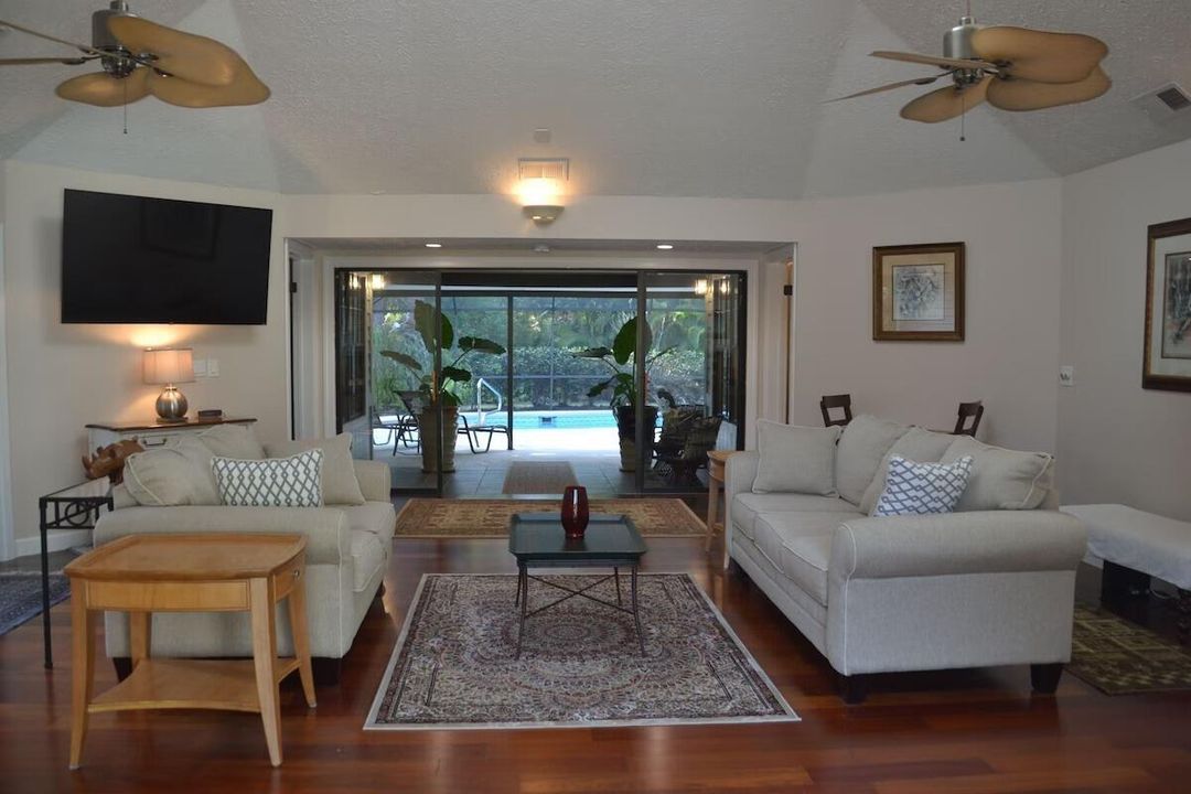 02_Living_Room_Pool_View