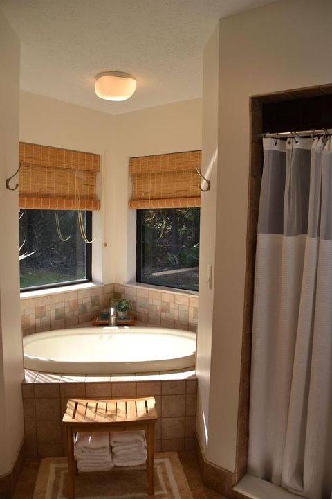 19_Bathroom_Tub_and_Shower