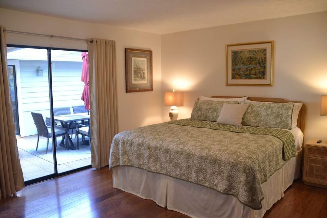 14_King_Bedroom_with_Atrium_Access