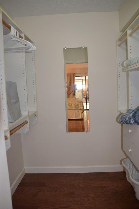 25_Walk_In_Closet