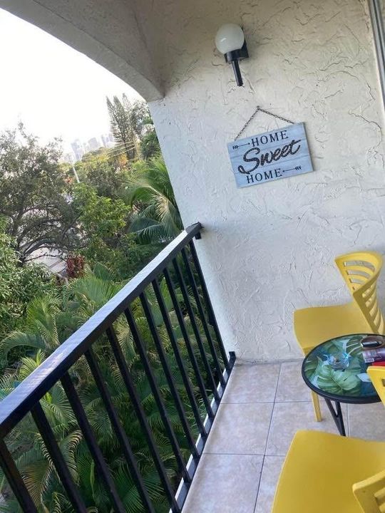 For Rent: $2,500 (2 beds, 1 baths, 831 Square Feet)