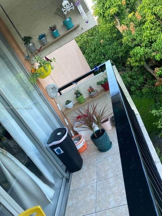 For Rent: $2,500 (2 beds, 1 baths, 831 Square Feet)