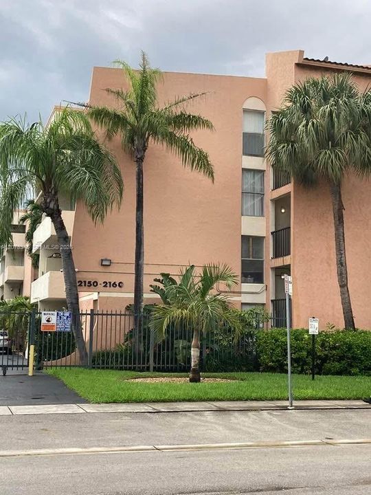 For Rent: $2,500 (2 beds, 1 baths, 831 Square Feet)
